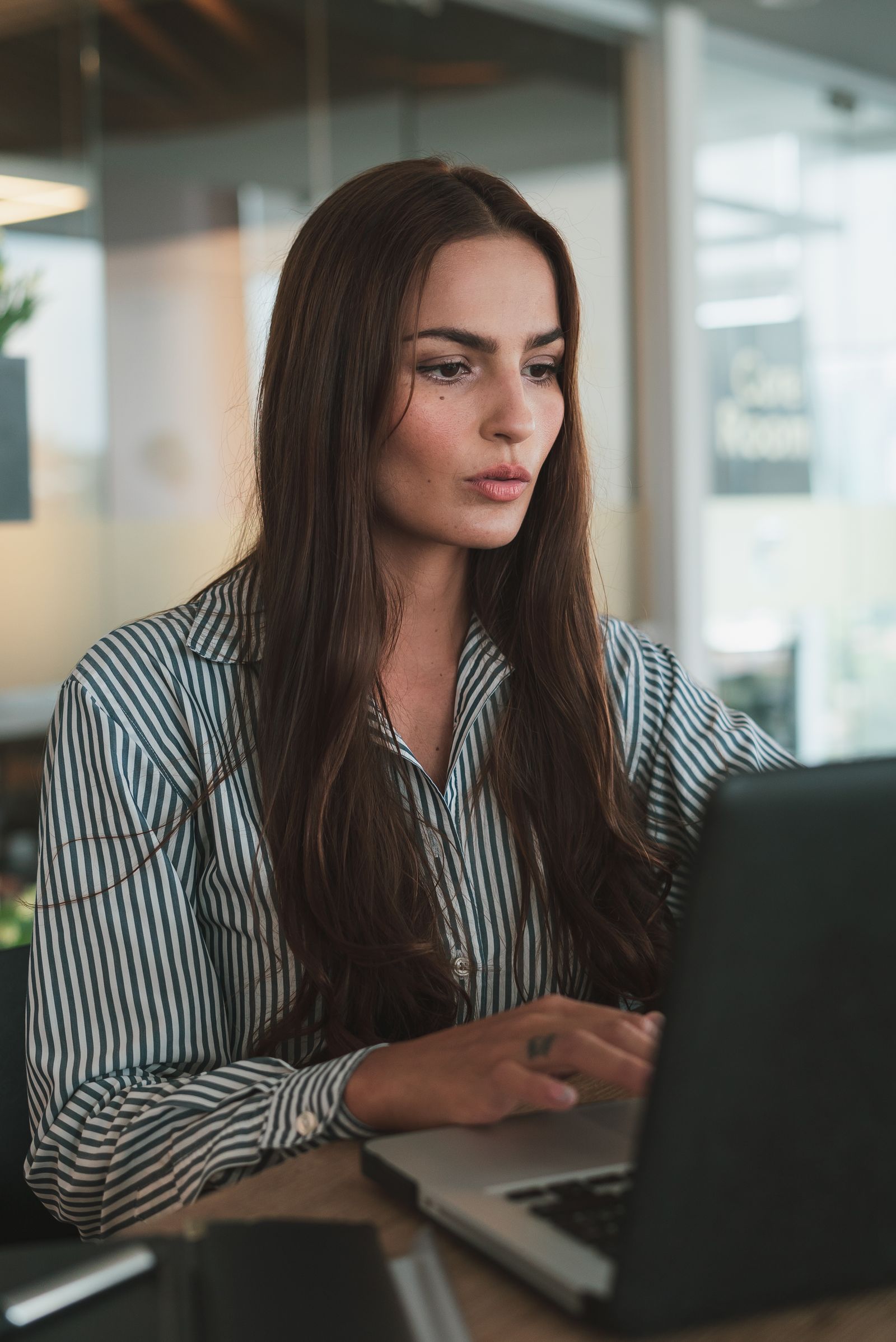 Profissional analisando informações em ambiente corporativo