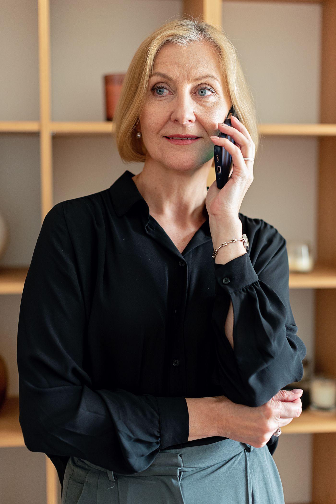 Profissional da secretaria em atendimento