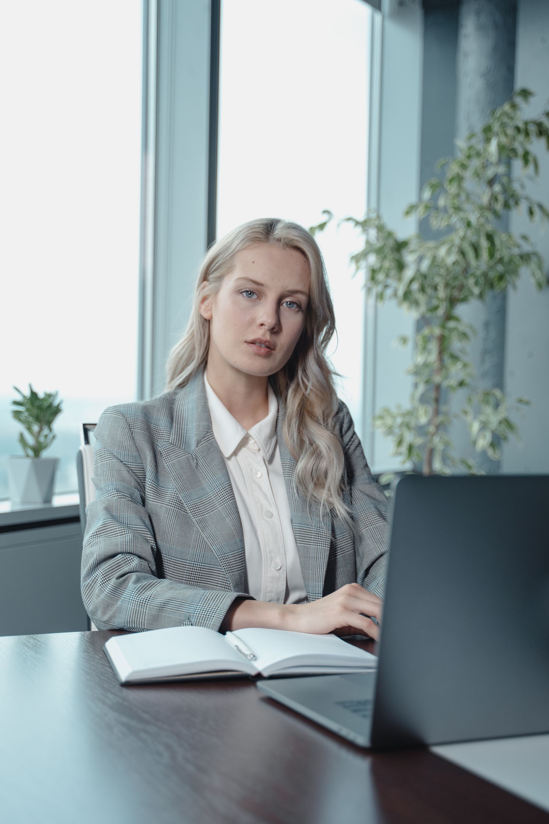 Profissional loira trabalhando em ambiente corporativo